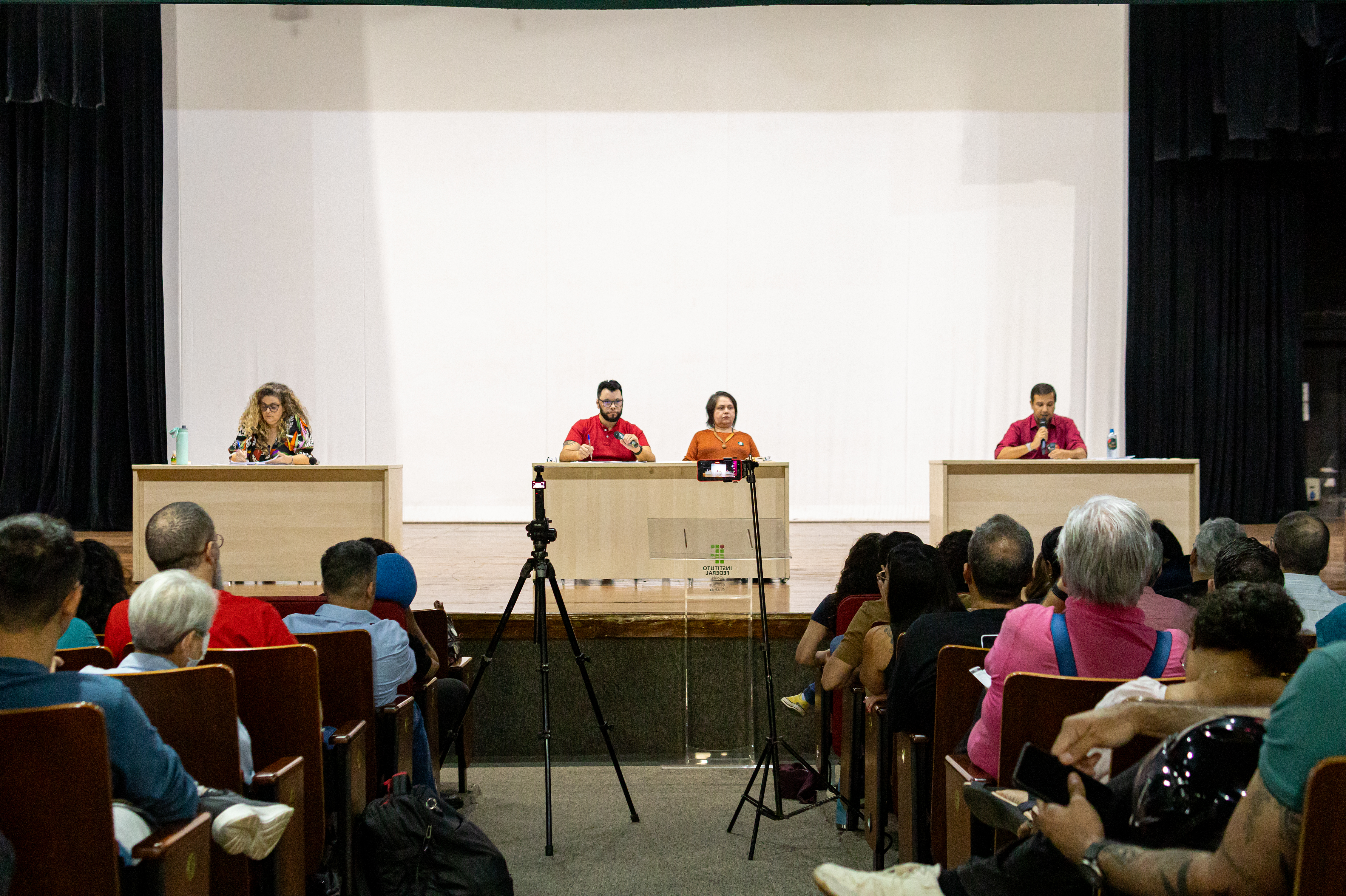 Disputam o pleito no Câmpus Goiânia a professora Fabiane Costa Oliveira e o professor Vinícius Carvalhaes. O debate foi mediado pelo mediador externo, Anderson Almeida Dias, da Universidade Federal de Goiás (UFG), acompanhado pela segundo membro da Comissão Eleitoral Local, professora Iarle Ferreira.